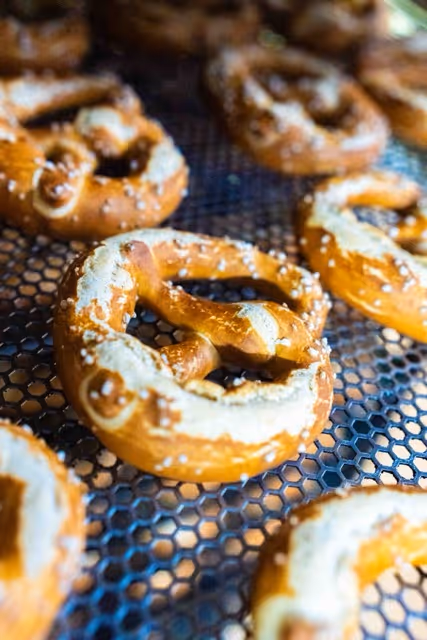 gebackene Brezel auf Rost